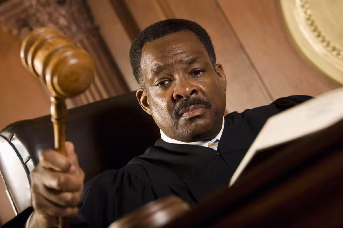 judge hodling gavel